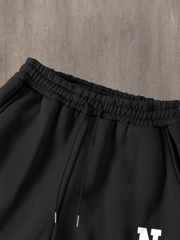 Conjunto Moletom Com Capuz Patch e Calça Com Cordão Punho