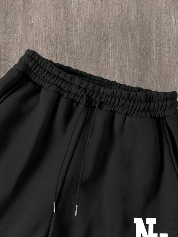 Conjunto Moletom Com Capuz Patch e Calça Com Cordão Punho
